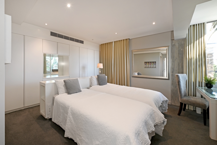 To Let 4 Bedroom Property for Rent in Green Point Western Cape